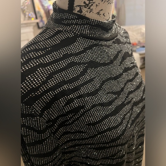 🆕 Beautiful and Sparkly ~ A Love Story Black/Silver Zebra Top - Picture 10 of 15
